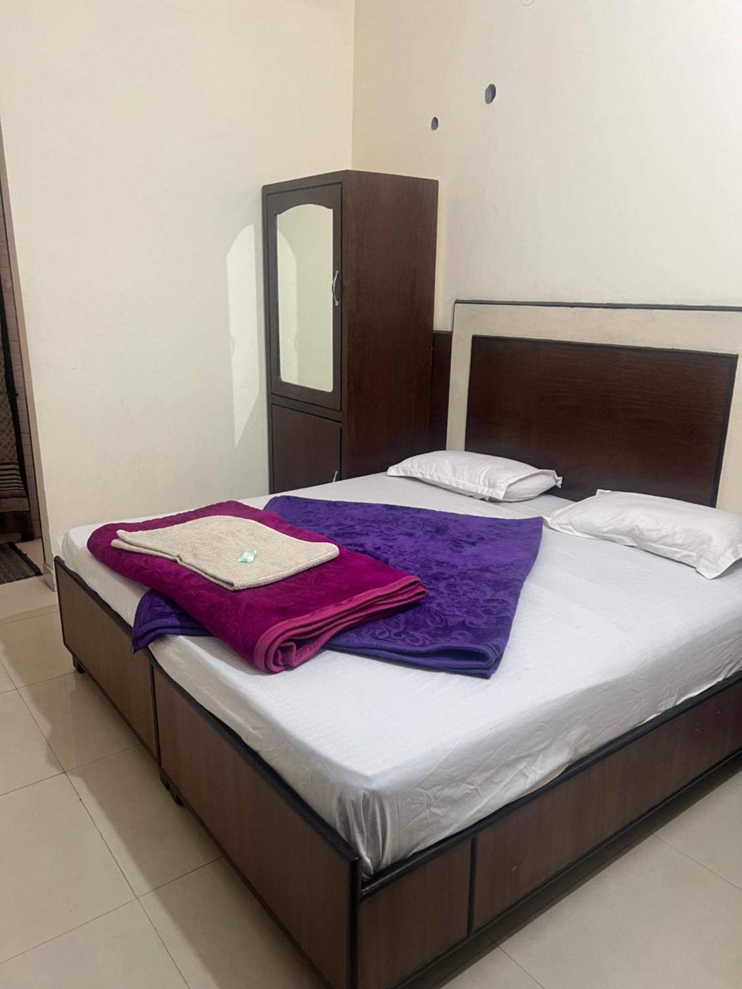 Raja Guest House -- Jalandhar Railway Station -- For Family, Couples, Travellers 外观 照片